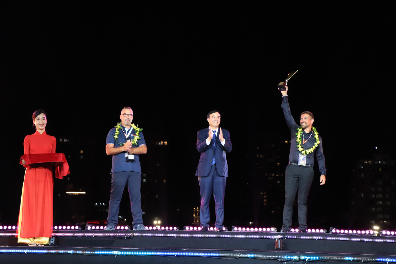 Lãnh đạo thành phố Đà Nẵng trao giải cho hai đội về Nhất và Nhì.