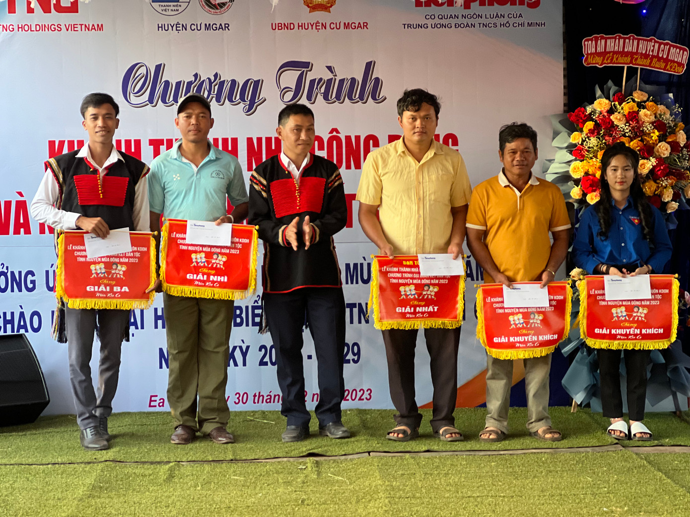 Ban tổ chức trao giải cho các đội thi Ban tổ chức trao giải cho các đội thi