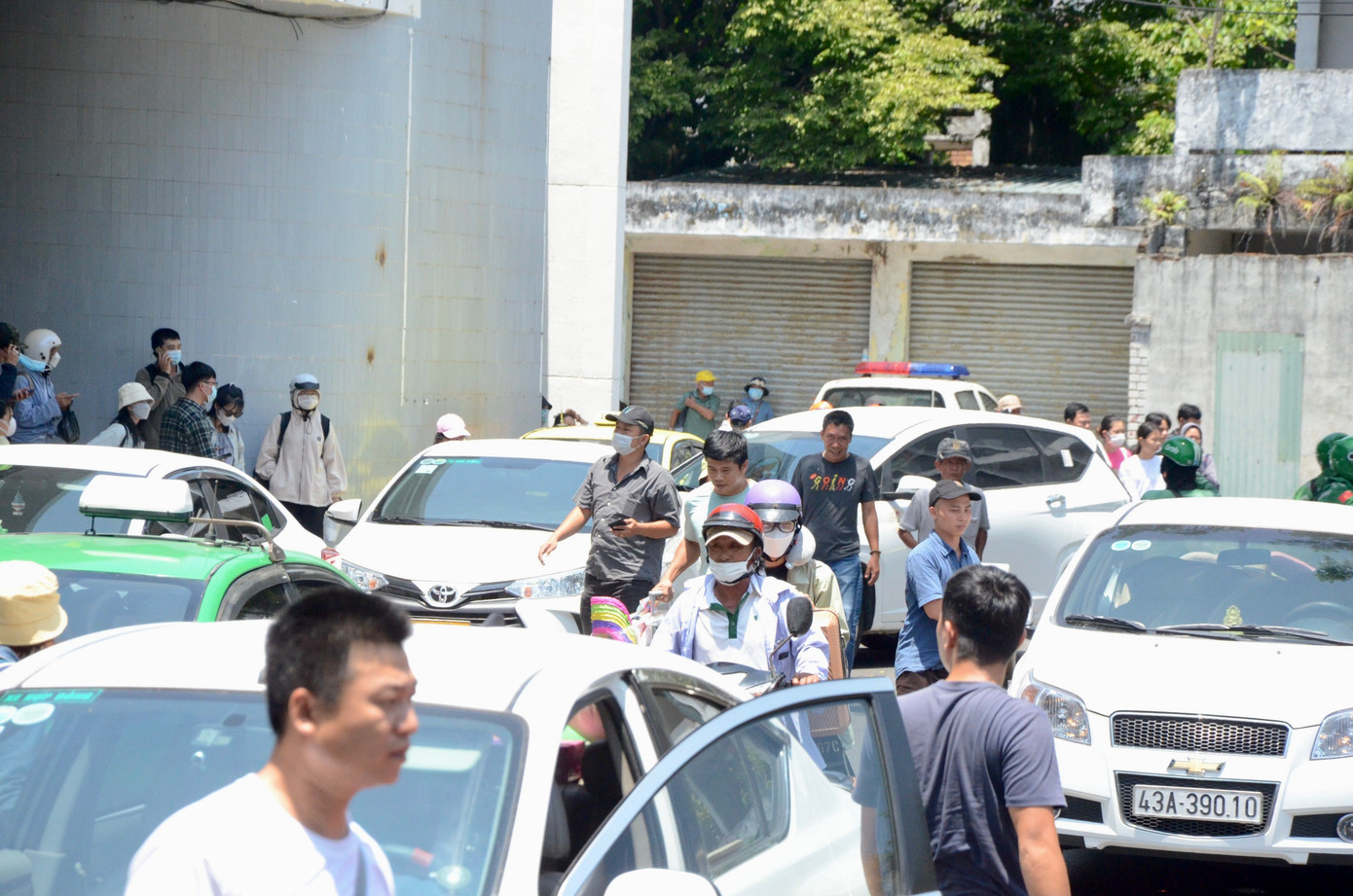 Xe cộ nhộn nhịp đón khách ở đường Hải Phòng trước cổng ga tàu Đà Nẵng.