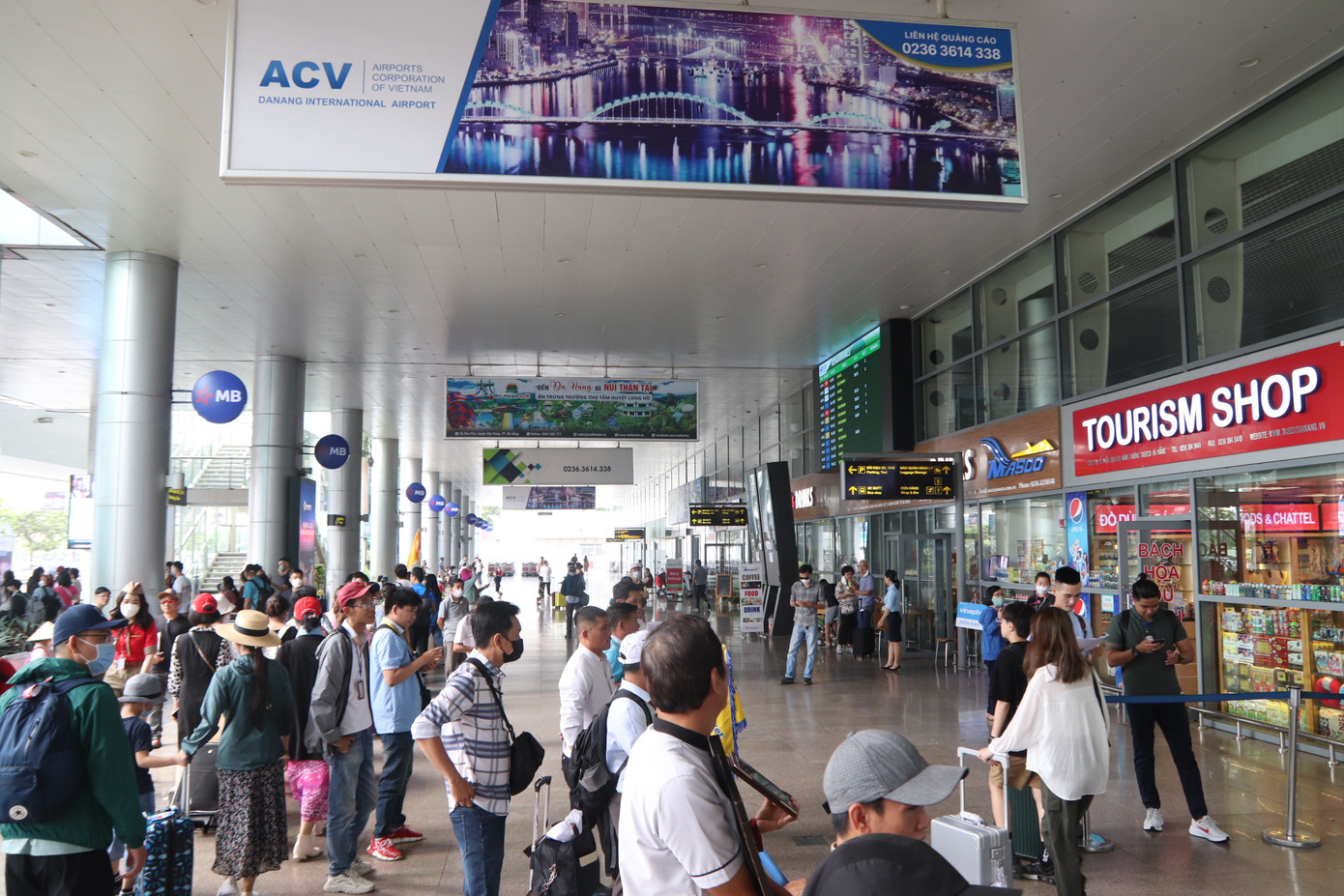 Ghi nhận ngày 30/4, tại khu vực nhà ga quốc nội sân bay Đà Nẵng đón lượng khách rất lớn, trong đó có nhiều khách du lịch chọn Đà Nẵng là điểm đến để nghỉ dưỡng. Ảnh: Thái Lâm.