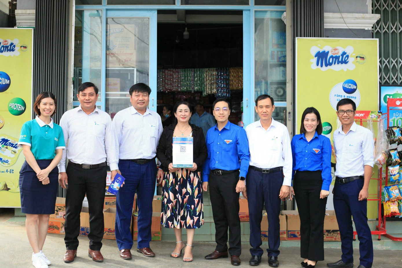 Ban Tổ chức đã trao tặng bảng mã QR thanh toán cho các hộ gia đình kinh doanh, Ban Tổ chức đã trao tặng bảng mã QR thanh toán cho các hộ gia đình kinh doanh,