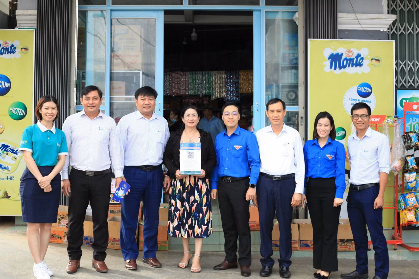 Ban Tổ chức đã trao tặng bảng mã QR thanh toán cho các hộ gia đình kinh doanh, Ban Tổ chức đã trao tặng bảng mã QR thanh toán cho các hộ gia đình kinh doanh,