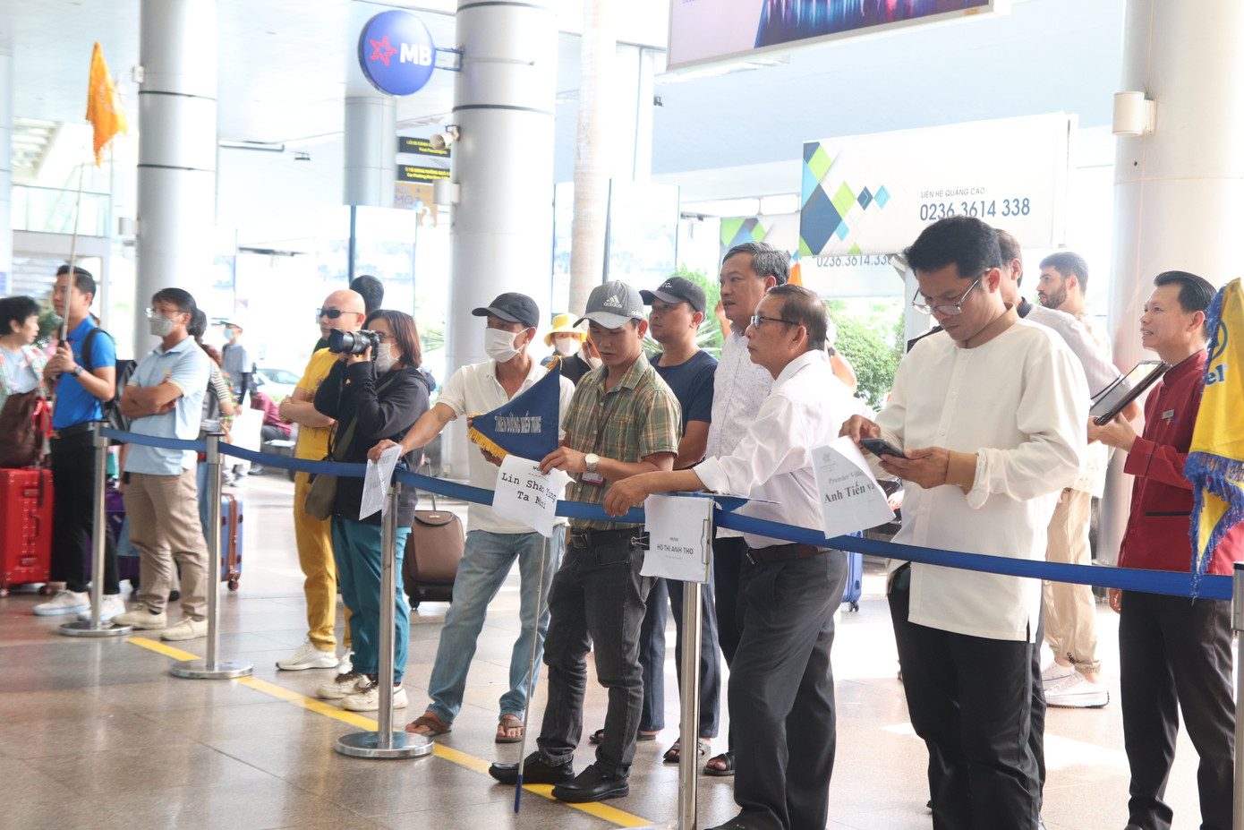 Nhân viên các công ty du lịch, lũ hành đứng đợi và đưa khách về cơ sở lưu trú.