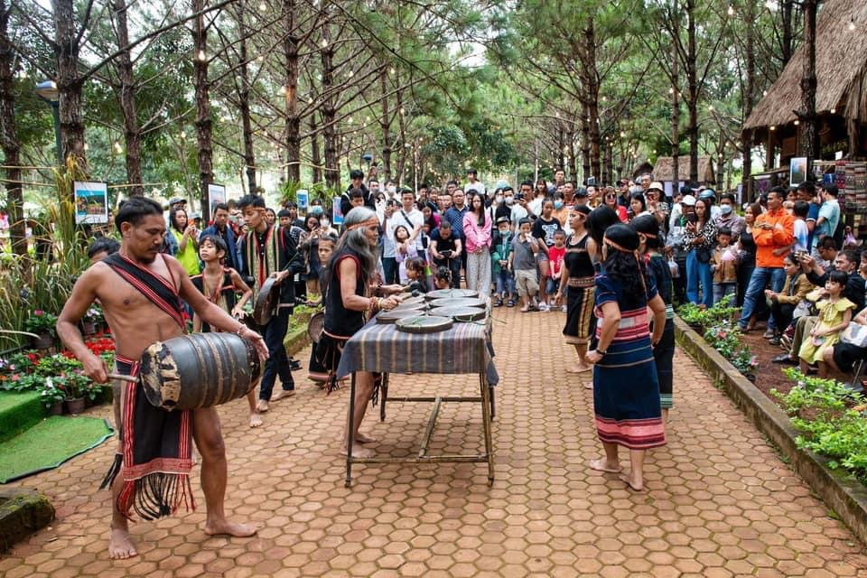 Đông đảo du khách xem điệu múa dân gian độc đáo về vùng đất và con người Tây Nguyên. Đông đảo du khách xem điệu múa dân gian độc đáo về vùng đất và con người Tây Nguyên.