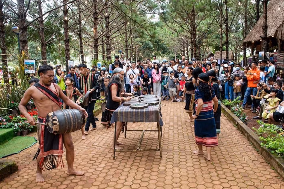 Đông đảo du khách xem điệu múa dân gian độc đáo về vùng đất và con người Tây Nguyên.