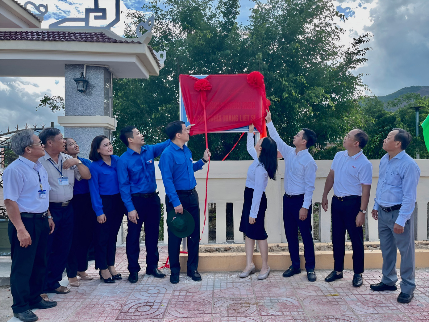 Anh Ngô Văn Cương kéo băng khánh thành công trình thanh niên tôn tạo nghĩa trang liệt sĩ Anh Ngô Văn Cương kéo băng khánh thành công trình thanh niên tôn tạo nghĩa trang liệt sĩ