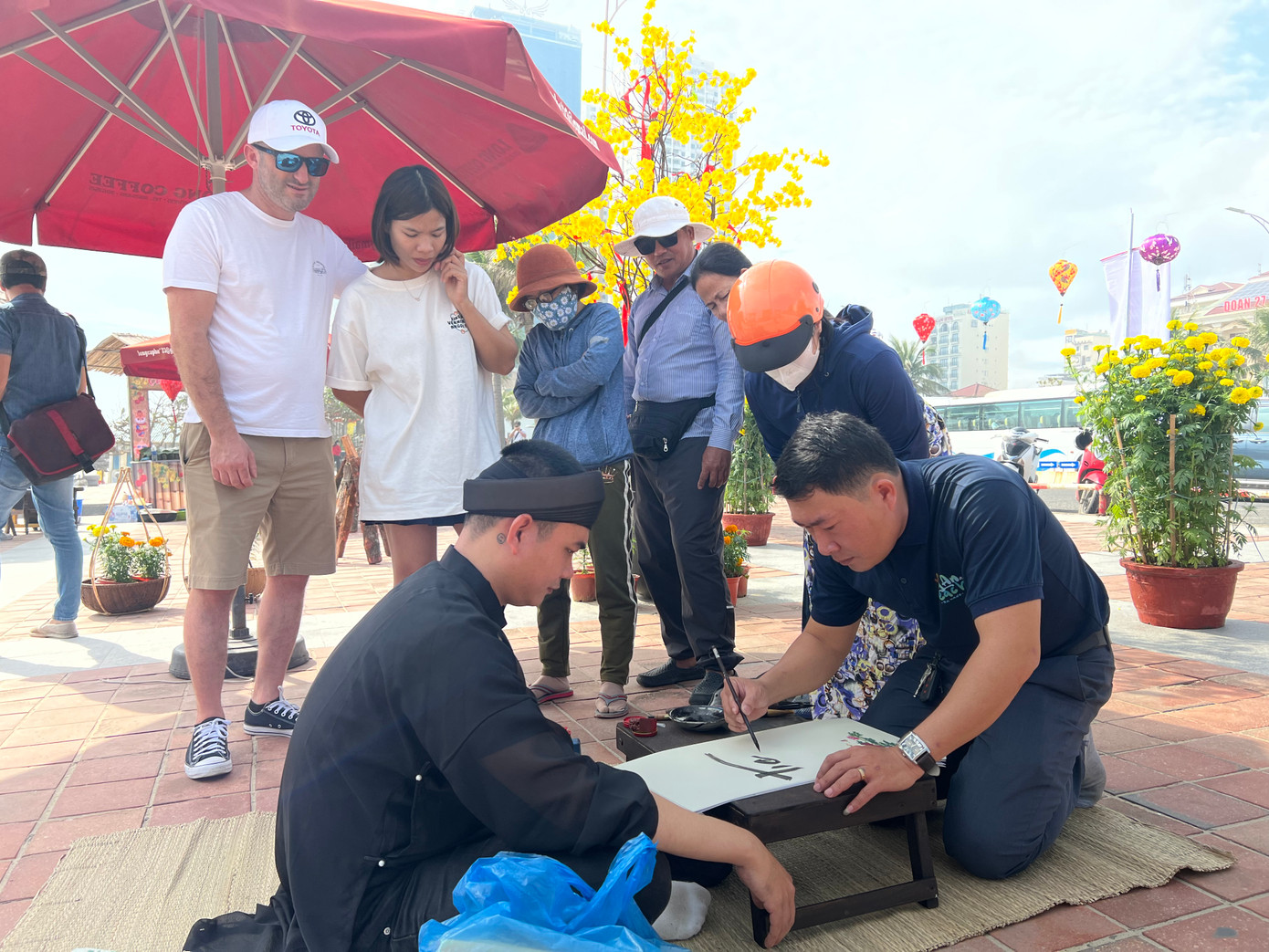 Mỗi một du khách tới đây check-in sẽ được ông đồ tặng chữ hoặc tự mình viết chữ thư pháp theo sở thích.