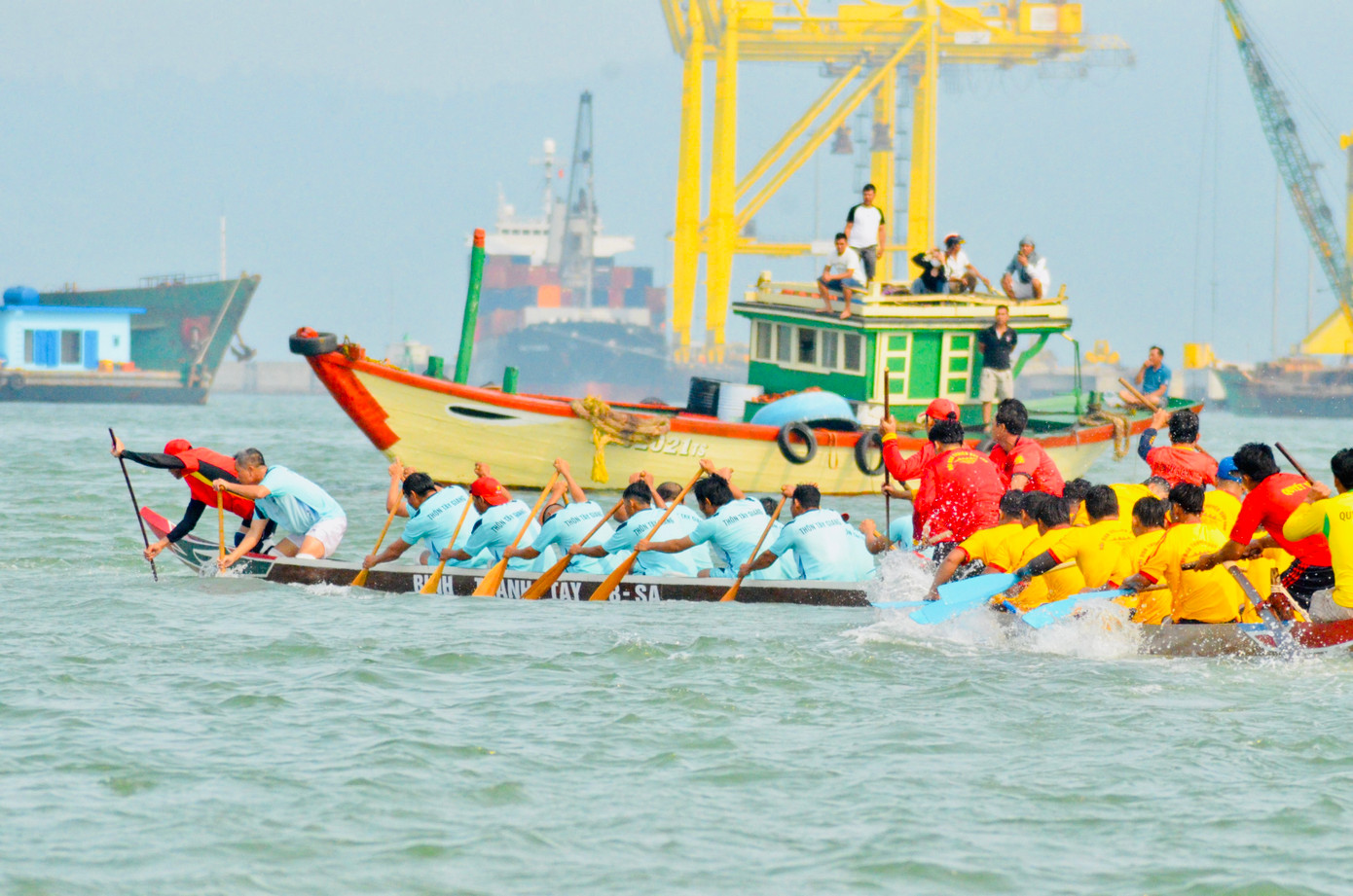Giải đua thuyền truyền thống không những bảo tồn, phát huy các giá trị văn hóa đặc sắc của địa phương mà còn góp phần kích cầu du lịch, thu hút khách tới với Đà Nẵng. Ảnh: Thái Lâm.