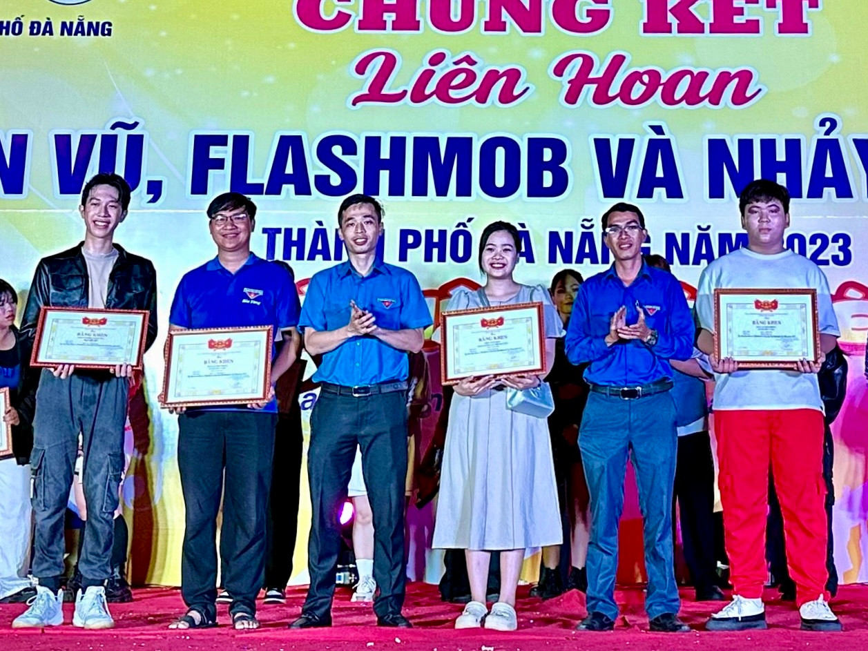 Ban tổ chức trao giải cho các đội nhóm xuất sắc lọt vào vòng chung kết của cuộc thi.