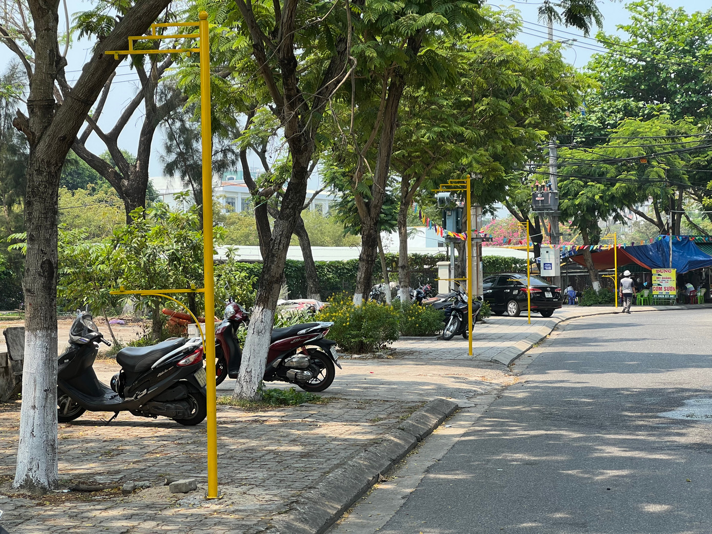 Tại đường Đinh Công Tráng, có gần 10 cột chưa được lắp pano, khoảng cách các cột dày đặc khoảng 7-10m một cột.