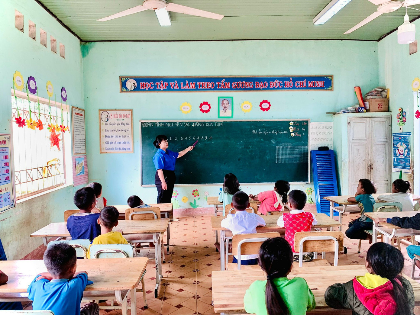 Lớp học hè tại mặt trận xã Đăk Rơ Ông, huyện Tu Mơ Rông.