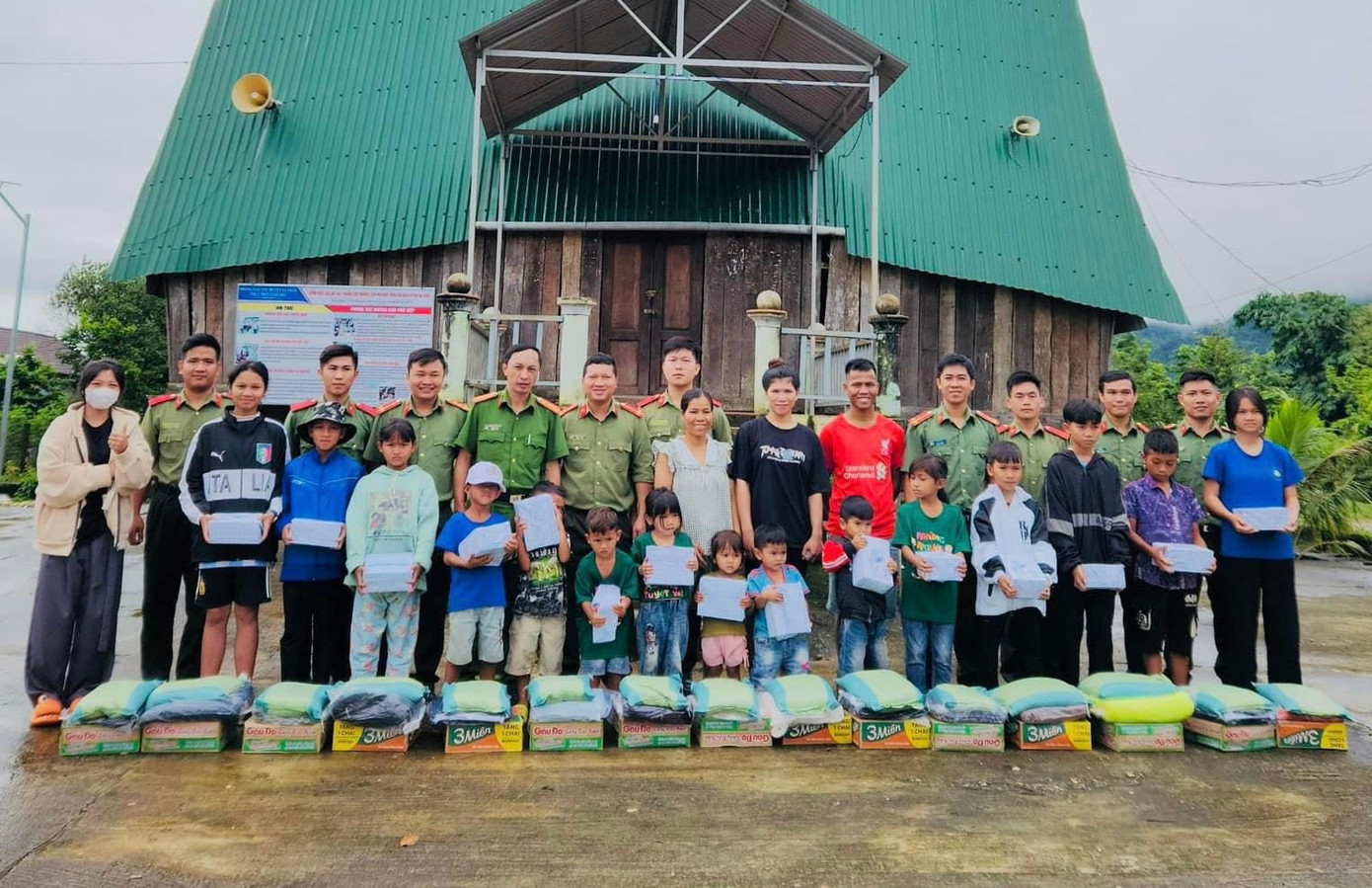 Đồng thời trao tặng 15 suất quà (gồm gạo, mì tôm, vở) cho các em học sinh trên địa bàn thôn.