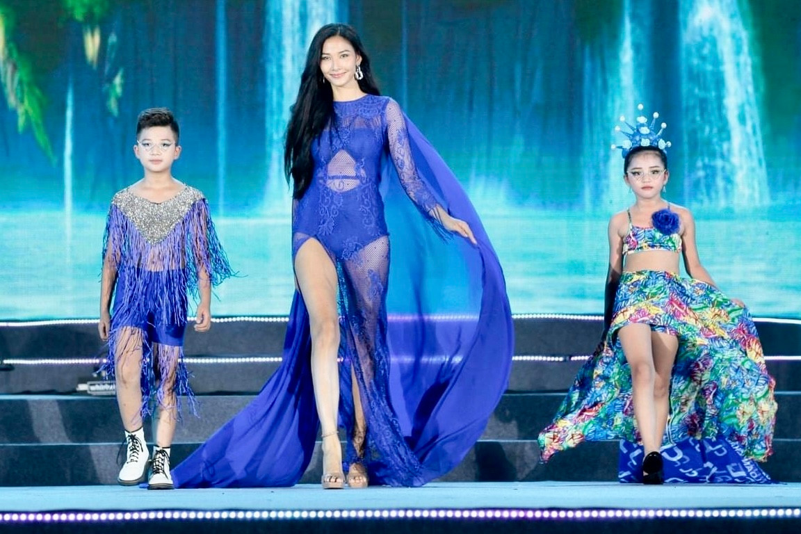 Siêu mẫu - Á hậu Hoàng Thuỳ trình diễn thời trang trong đêm nhạc hội.