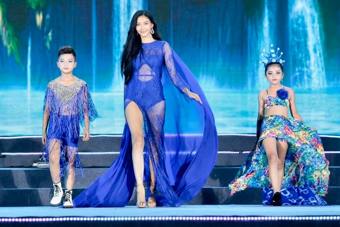 Siêu mẫu - Á hậu Hoàng Thuỳ trình diễn thời trang trong đêm nhạc hội.