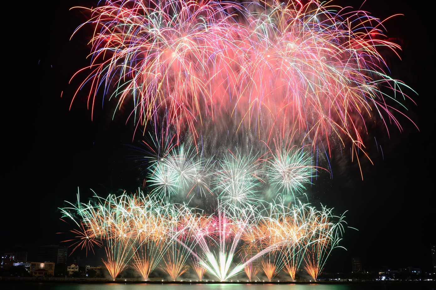 Đội pháo hoa Italia giành giải nhì, với phần thưởng trị giá 10.000 USD. Bên cạnh đó, giải thưởng Sáng tạo thuộc về đội Ba Lan và giải Khán giả yêu thích nhất thuộc về đội Phần Lan, với phần thưởng trị giá cho mỗi giải là 3.000 USD.