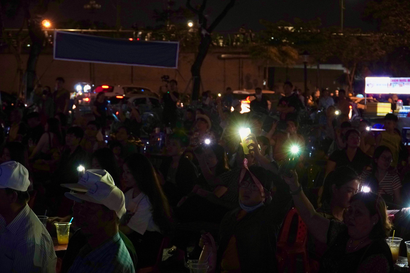 Chị Lê Thị Tín, du khách đến từ Hà Nội chia sẻ: "Hằng năm gia đình tôi đều hưởng ứng Giờ Trái đất. Mỗi người một ít, củng cố sức mạnh cộng đồng vì một hành tinh tươi đẹp hơn". Ảnh: Thái Lâm