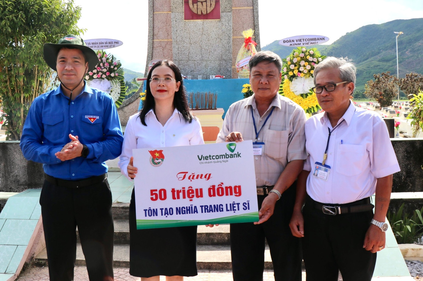 Bàn giao công trình thanh niên tôn tạo nghĩa trang liệt sĩ trị giá 50 triệu đồng cho địa phương. Bàn giao công trình thanh niên tôn tạo nghĩa trang liệt sĩ trị giá 50 triệu đồng cho địa phương.