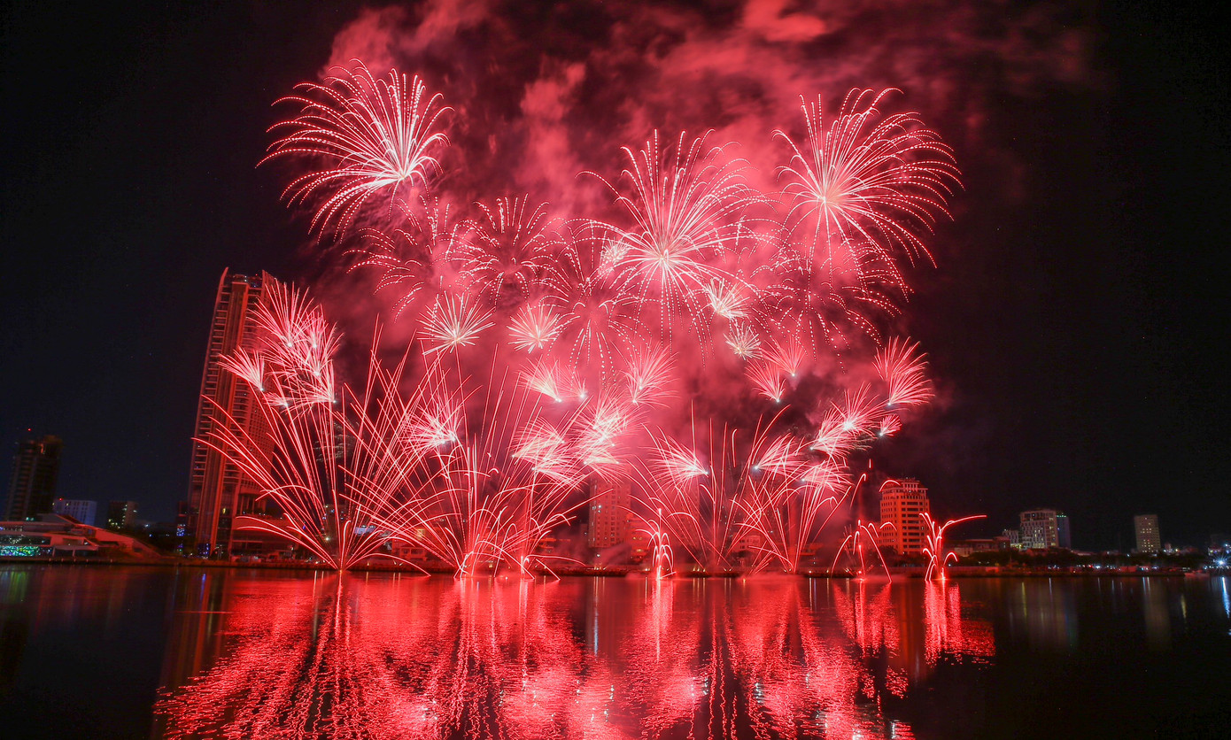 Với chủ đề “Sắc màu hi vọng”, đội pháo hoa đến từ Pháp đã khắc họa những câu chuyện về tình yêu, niềm hi vọng bằng ngôn ngữ của ánh sáng điệu nghệ và âm nhạc đầy lôi cuốn