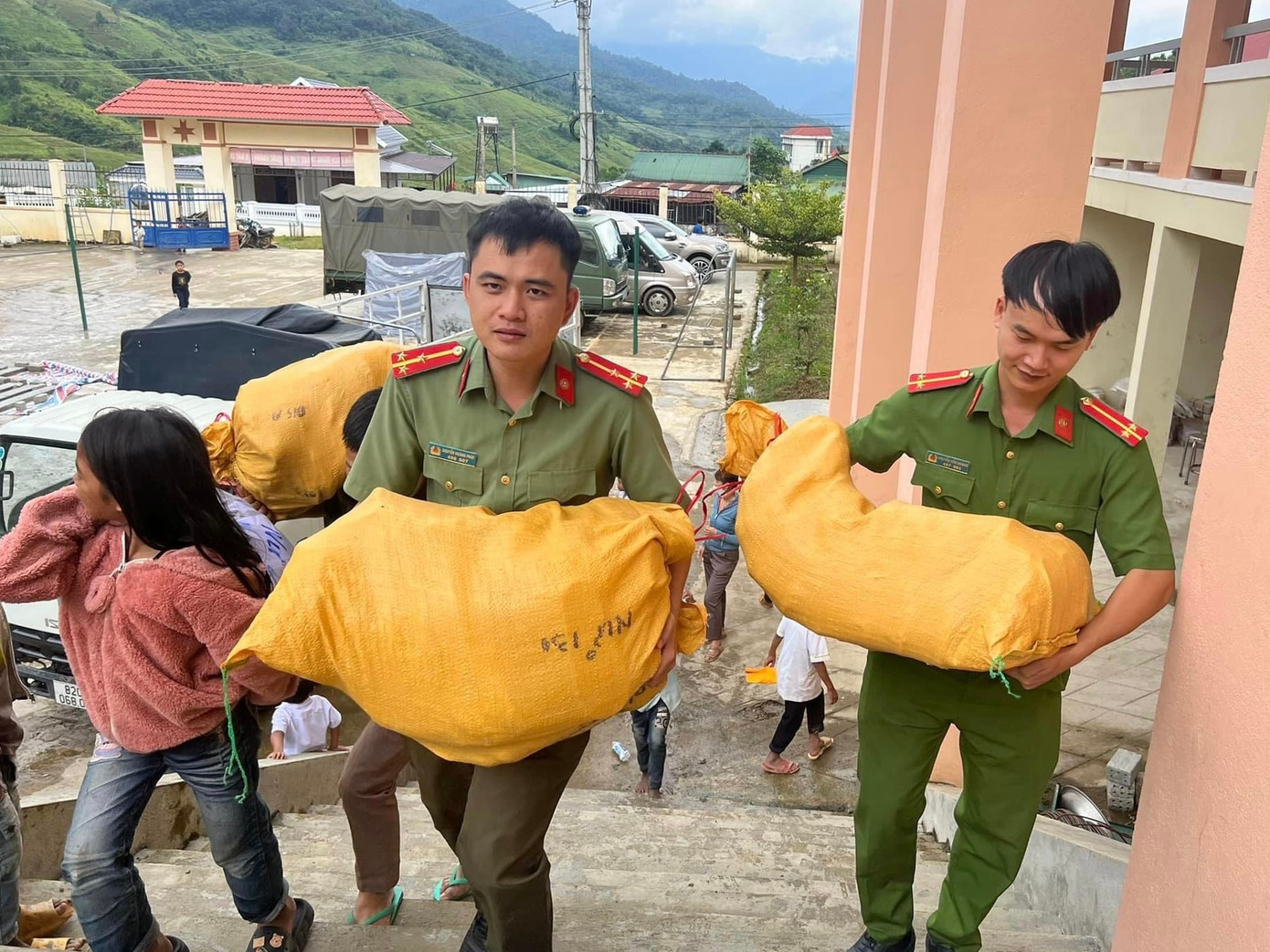 Dịp này, gần 900 phần quà gồm đồ dùng học tập, quần áo, dụng cụ TDTT, áo mưa,... được dành tặng cho học sinh (mầm non, tiểu học, THCS) và giáo viên nhà trường trong ngày 1/9.