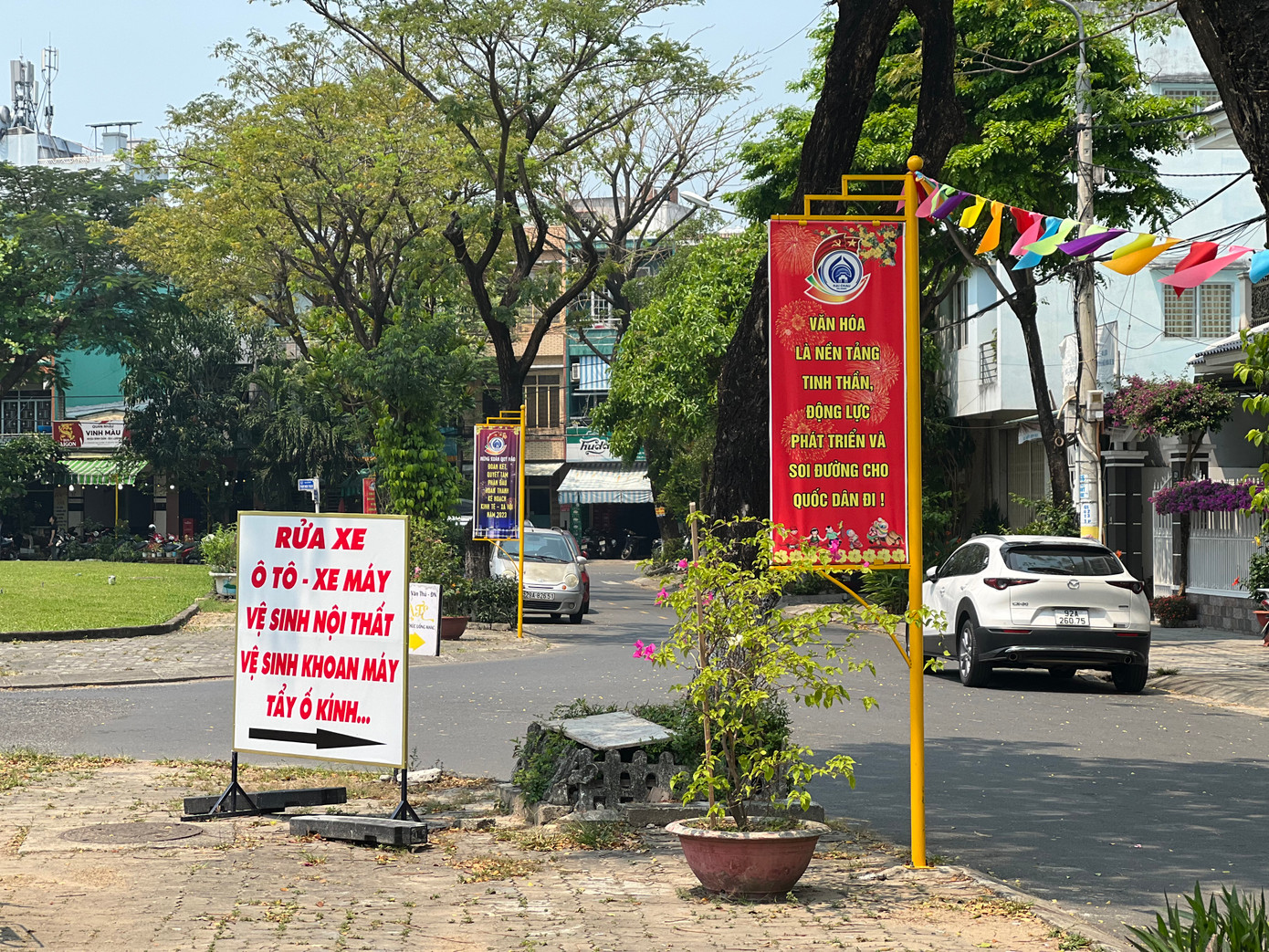 Theo người dân tại đây, từ khi cột pano được lắp đặt trên địa bàn đã xảy ra nhiều vụ đụng đầu vào giá đỡ, trong đó, trẻ em chiếm số nhiều.