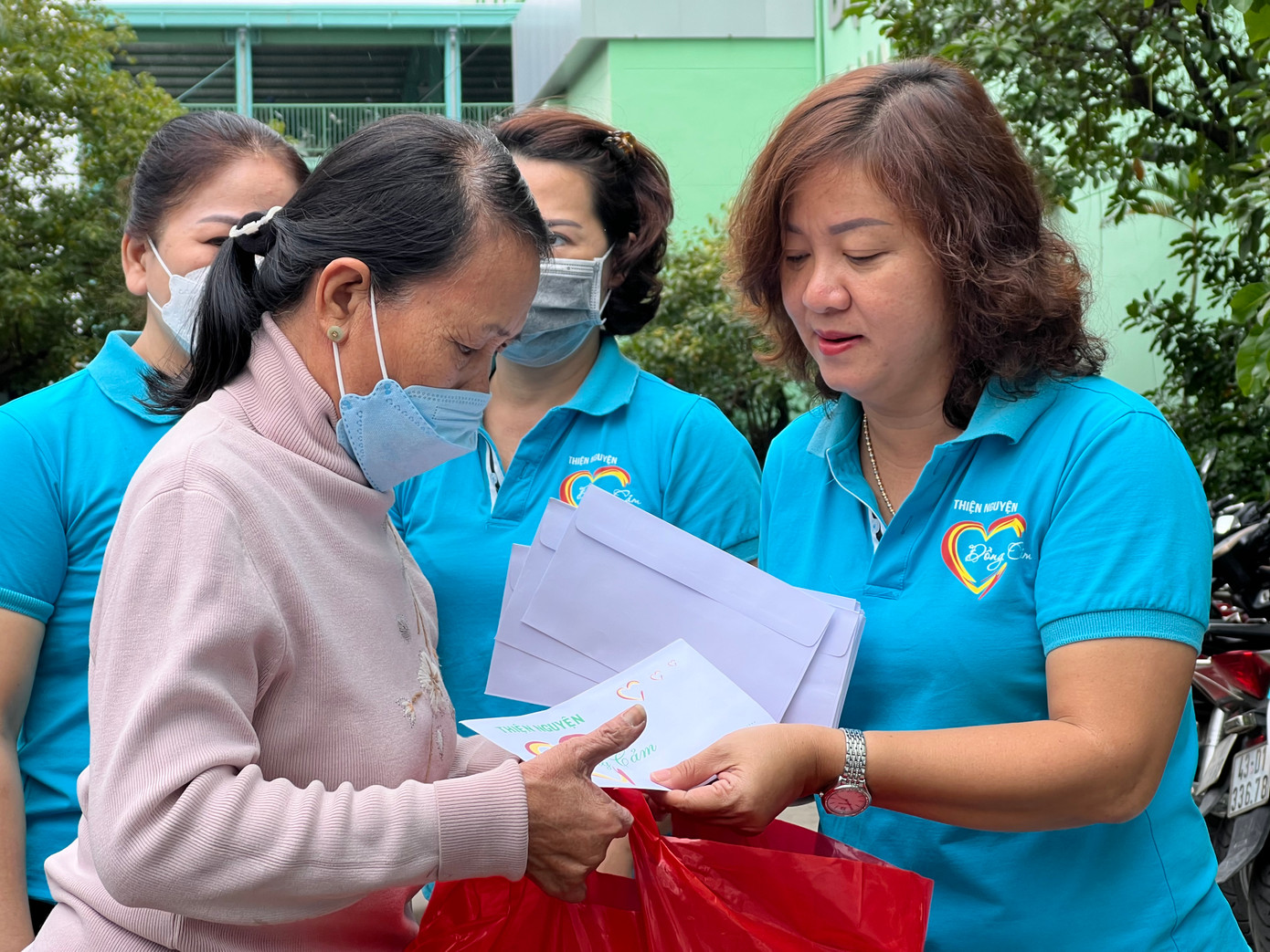 Ngoài các suất quà Tết được trao tại chương trình, các nhà hảo tâm còn tặng thêm tiền mặt cho bệnh nhân trước khi lên xe. Ngoài các suất quà Tết được trao tại chương trình, các nhà hảo tâm còn tặng thêm tiền mặt cho bệnh nhân trước khi lên xe.