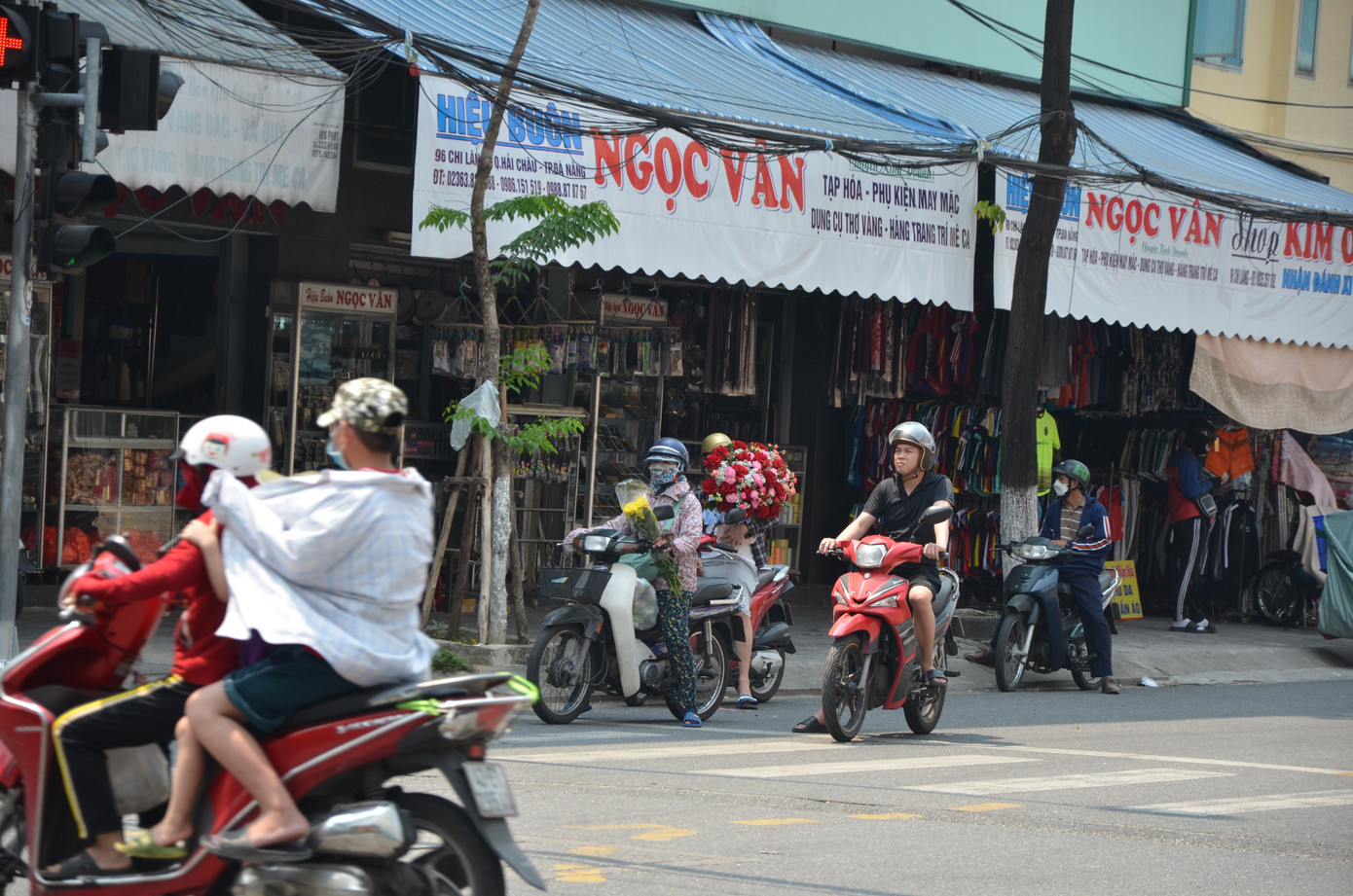 Tại các ngã tư trong thành phố, hình ảnh dễ bắt gặp nhất trong những ngày này là nhiều người cố gắng núp dưới những hàng cây, bóng râm khi chờ đèn đỏ.