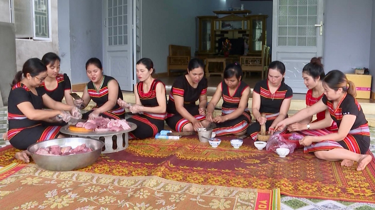 Các thành viên HTX Dục Nông (huyện Ngọc Hồi) làm sản phẩm thịt heo gác bếp Các thành viên HTX Dục Nông (huyện Ngọc Hồi) làm sản phẩm thịt heo gác bếp