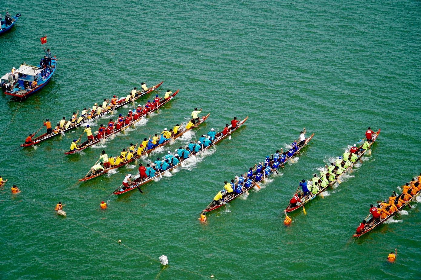 Giải đua có sự tham gia của 10 đội thi đến từ Đà Nẵng và Quảng Nam. Có 2 giải, gồm giải giao hữu 3 vòng đôi (6.000m), và giải chính thức 5 vòng đôi (8.000m). Ảnh: Thái Lâm.