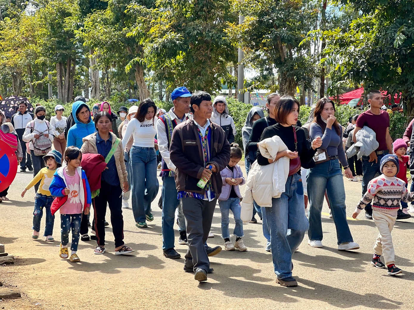 Vào ngày 8-9/12 hàng năm, dòng người hành hương về Thị trấn Măng Đen tham gia lễ hội Đức mẹ Măng Đen. Ảnh: Thái Lâm.