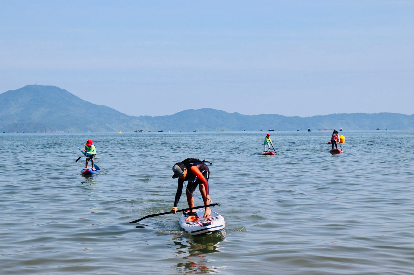 Cuộc thi Sup trên biển gay cấn từng những vòng đầu khiến nhiều khán giả phấn khích. Vì chưa có gió, giải thi Sailing dời lịch thi đấu vào chiều 19/8.