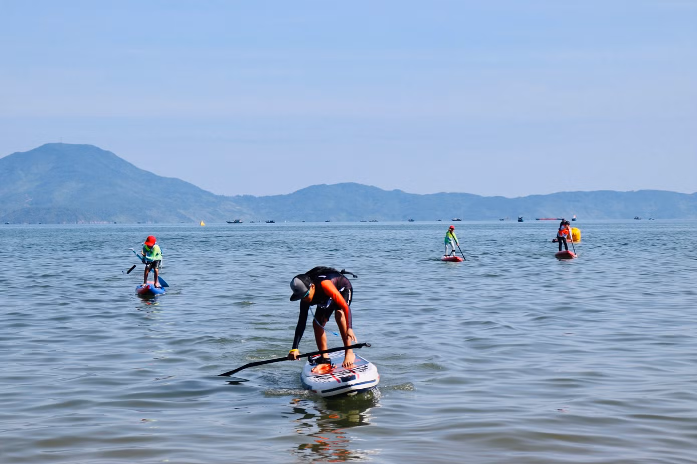 Cuộc thi Sup trên biển gay cấn từng những vòng đầu khiến nhiều khán giả phấn khích. Vì chưa có gió, giải thi Sailing dời lịch thi đấu vào chiều 19/8.