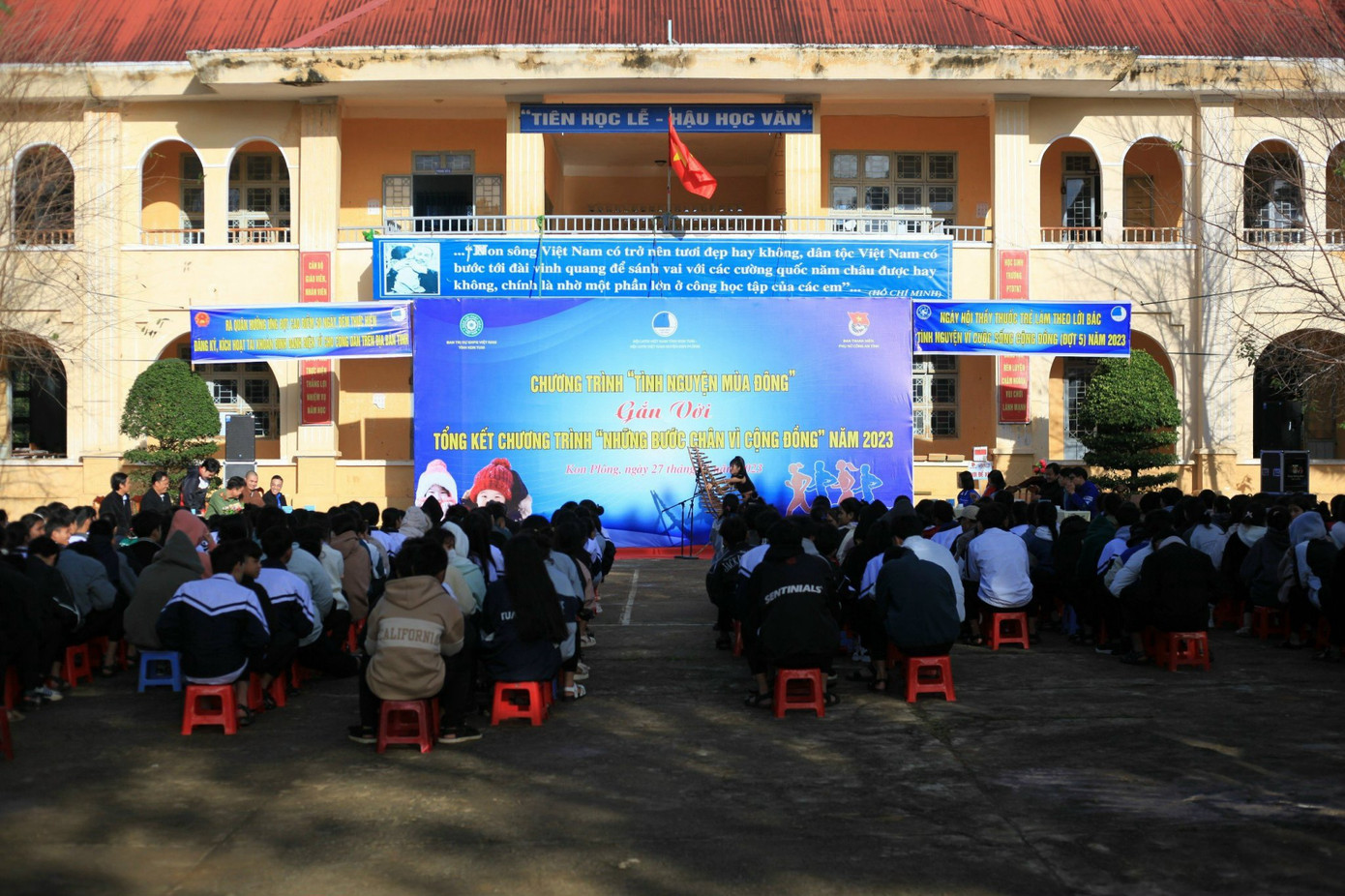 Thể hiện tinh thần xung kích, Hội LHTN Việt Nam Kon Tum cùng các đơn vị liên quan vừa tổ chức chương trình “Tình nguyện mùa Đông” gắn với tổng kết chương trình “Những bước chân vì cộng đồng” năm 2024 tại trường PTTH DTNT huyện Kon Plông.