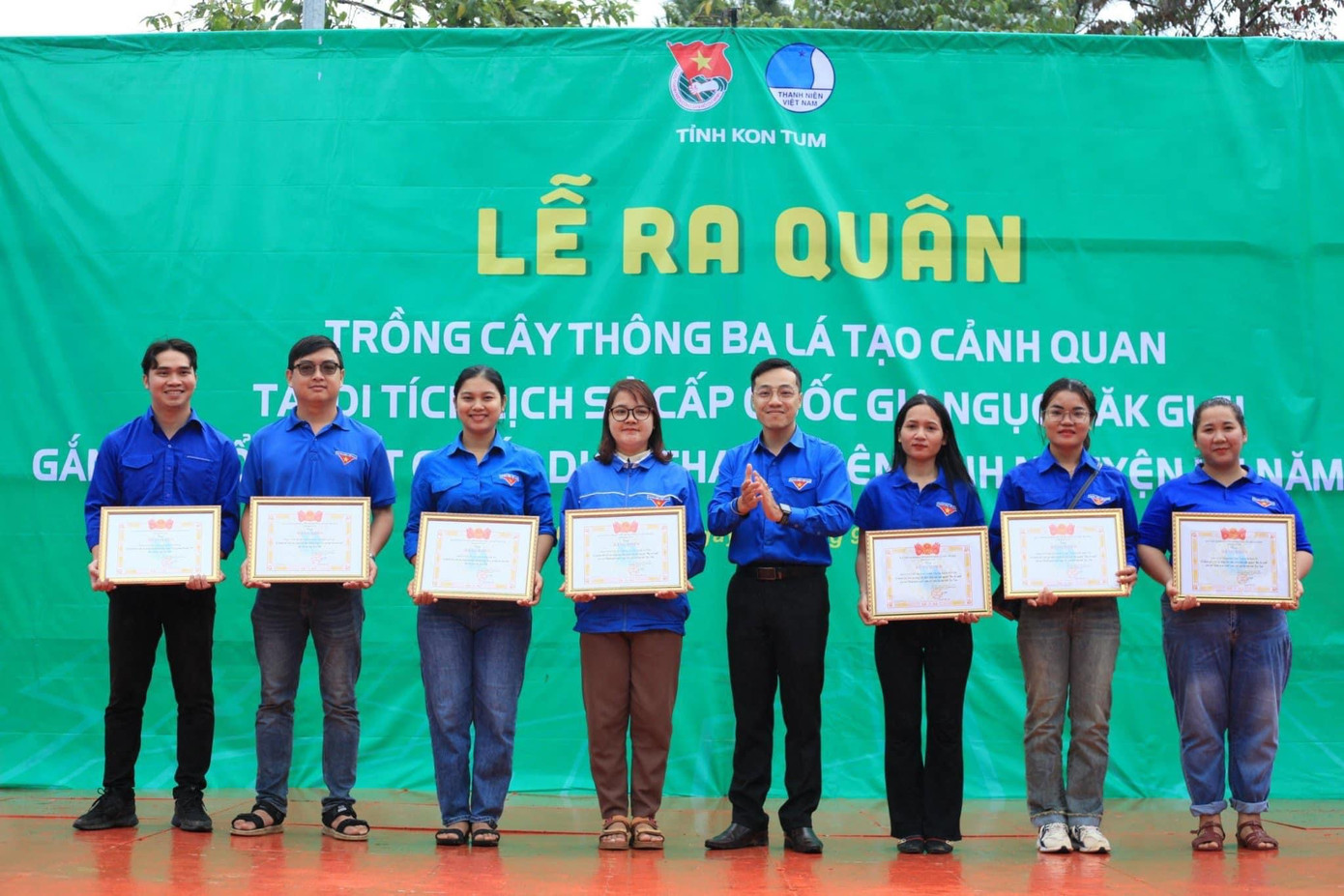Dịp này, Tỉnh Đoàn Kon Tum đã trao tặng bằng khen cho 19 tập thể, 23 cá nhân ĐVTN có thành tích xuất sắc trong Chiến dịch tình nguyện hè năm 2023.