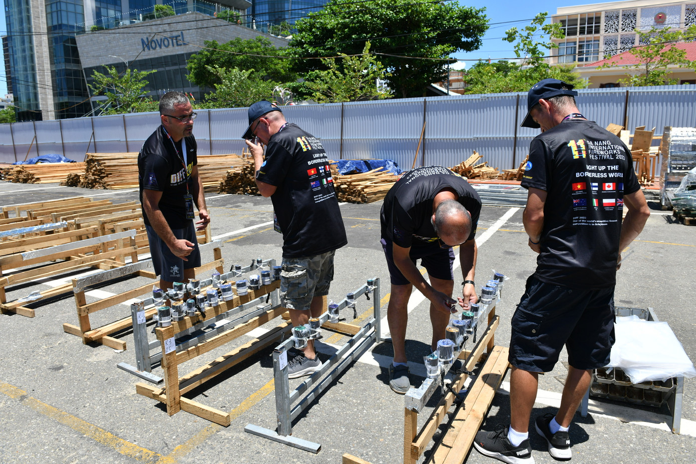 "Chúng tôi mong muốn đưa nghệ thuật đến với DIFF 2023 và tăng cường kết nối, rút ngắn khoảng cách giữa con người với nhau thông qua màn trình diễn này. Lấy cảm hứng từ nghệ sĩ người Italia, đội muốn một lần nữa thắp sáng bầu trời Đà Nẵng, tạo ra sự kết nối với mọi người từ khắp nơi trên thế giới, khích lệ mọi người vượt qua những nỗi đau từ dịch bệnh COVID-19", ông Damiano Baraldo nhấn mạnh.