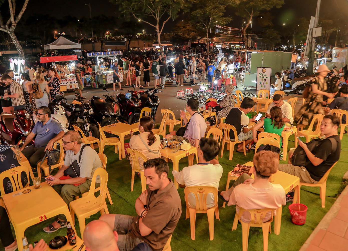 Trên tình thần hưởng ứng Giờ Trái đất, mỗi gia đình, cơ quan...là để thể hiện quyết tâm sống xanh của bạn trong 365 ngày. Ảnh: Thái Lâm