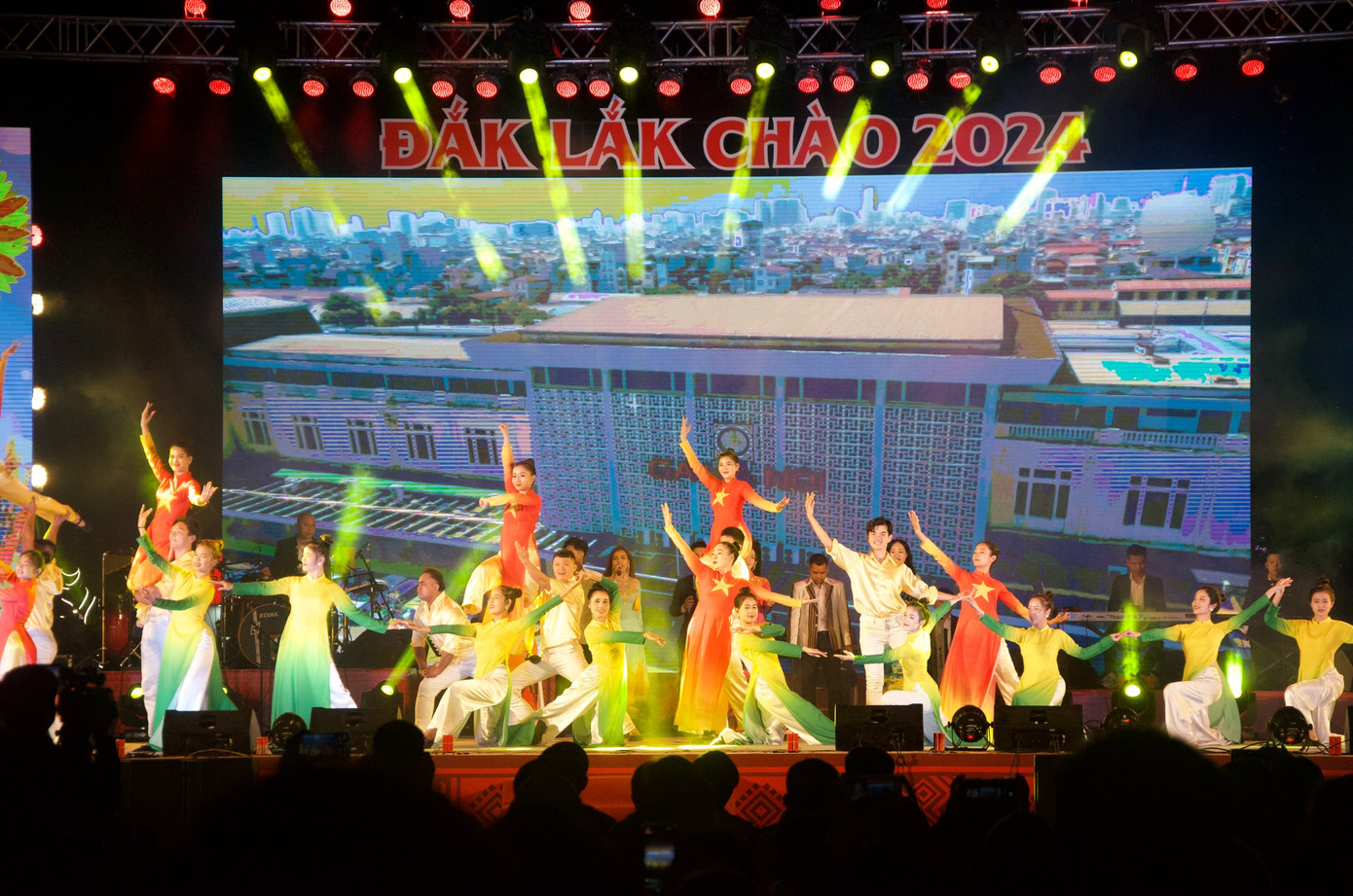Các tiết mục văn nghệ trình diễn công phu tại chương trình Đắk Lắk chào đón năm mới.