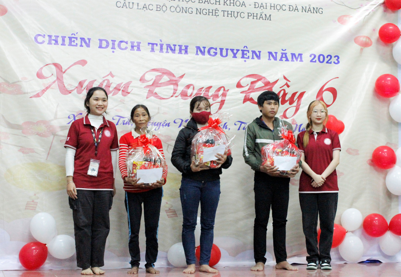 CLB tổ chức đêm giao lưu văn nghệ cùng Đoàn xã Tam Trà, trao 25 suất quà hỗ trợ cho các hộ nghèo, 5 suất quà cho các em học sinh có hoàn cảnh khó khăn. CLB tổ chức đêm giao lưu văn nghệ cùng Đoàn xã Tam Trà, trao 25 suất quà hỗ trợ cho các hộ nghèo, 5 suất quà cho các em học sinh có hoàn cảnh khó khăn.