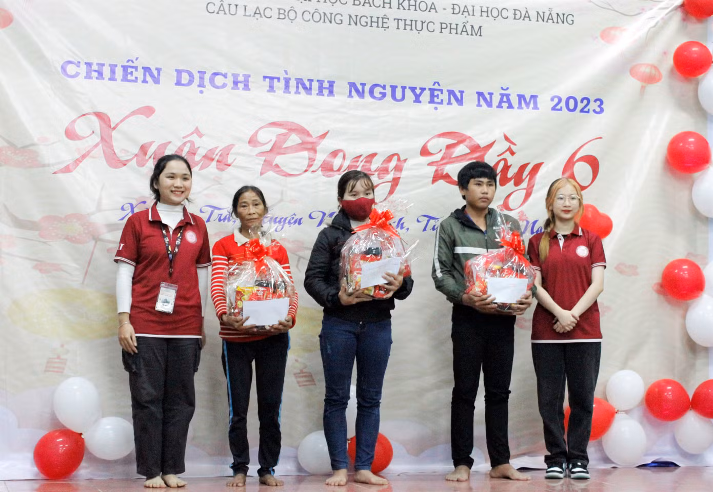 CLB tổ chức đêm giao lưu văn nghệ cùng Đoàn xã Tam Trà, trao 25 suất quà hỗ trợ cho các hộ nghèo, 5 suất quà cho các em học sinh có hoàn cảnh khó khăn. CLB tổ chức đêm giao lưu văn nghệ cùng Đoàn xã Tam Trà, trao 25 suất quà hỗ trợ cho các hộ nghèo, 5 suất quà cho các em học sinh có hoàn cảnh khó khăn.