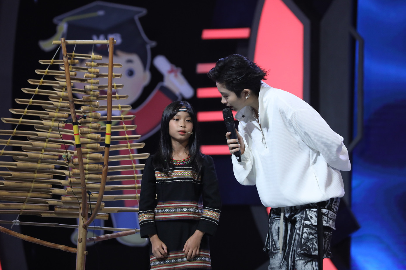 Cô bé người Ba Na 9 tuổi tại chương trình “Siêu tài năng nhí mùa 4” Cô bé người Ba Na 9 tuổi tại chương trình “Siêu tài năng nhí mùa 4”