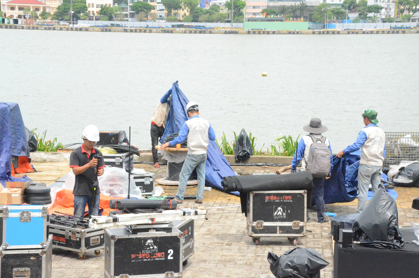 Trước đó, ngày 19/5, ông Lê Trung Chinh, Chủ tịch UBND TP Đà Nẵng đã có chuyến khảo sát, thăm hỏi và động viên đội ngũ xây dựng sân khấu DIFF. Theo Chủ tịch UBND TP Đà Nẵng, sau 3 năm không tổ chức DIFF, thành phố chắc chắn sẽ gặp những khó khăn nhất định nhưng không vì đó mà nản. Mong muốn đội thi công tập trung mọi nguồn lực hoàn thành cơ bản các hạng mục liên quan để kịp ngày khai mạc lễ hội.