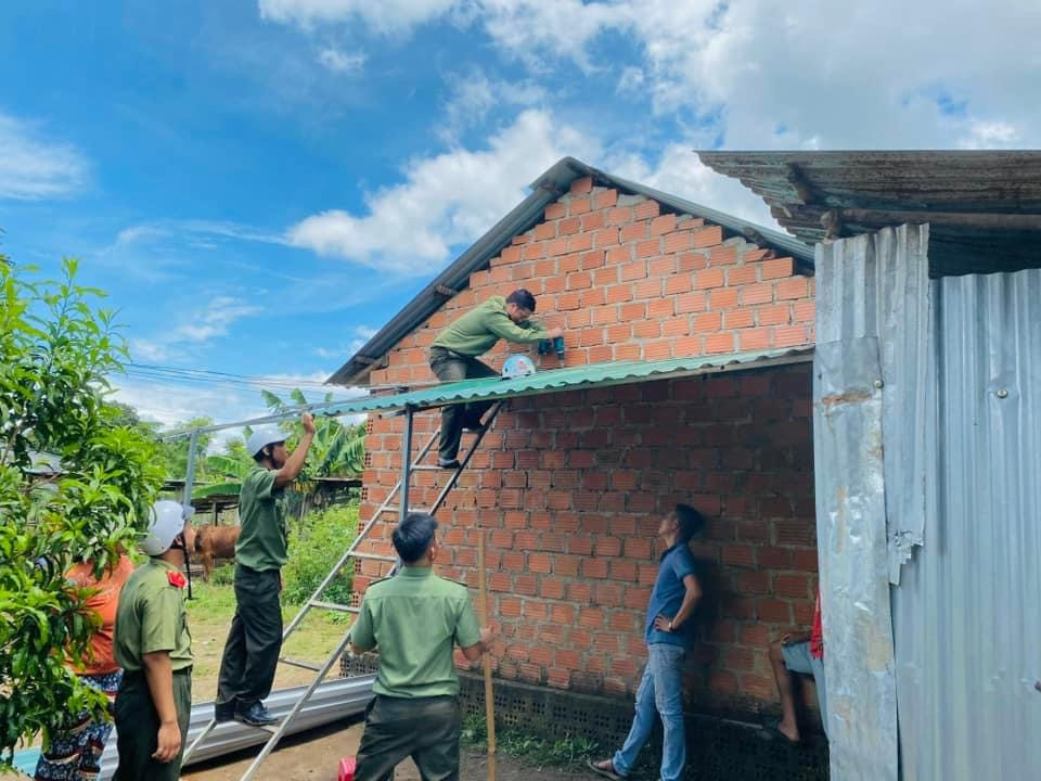 Trong chuỗi hoạt động, trước đó, tuổi trẻ Phòng An ninh nội địa, Công an tỉnh Kon Tum đã sửa chữa mái tôn, làm mái hiên nhà cho 1 hộ gia đình có hoàn cảnh khó khăn tại thôn Khơk Klong, xã Rờ Kơi, huyện Sa Thầy.