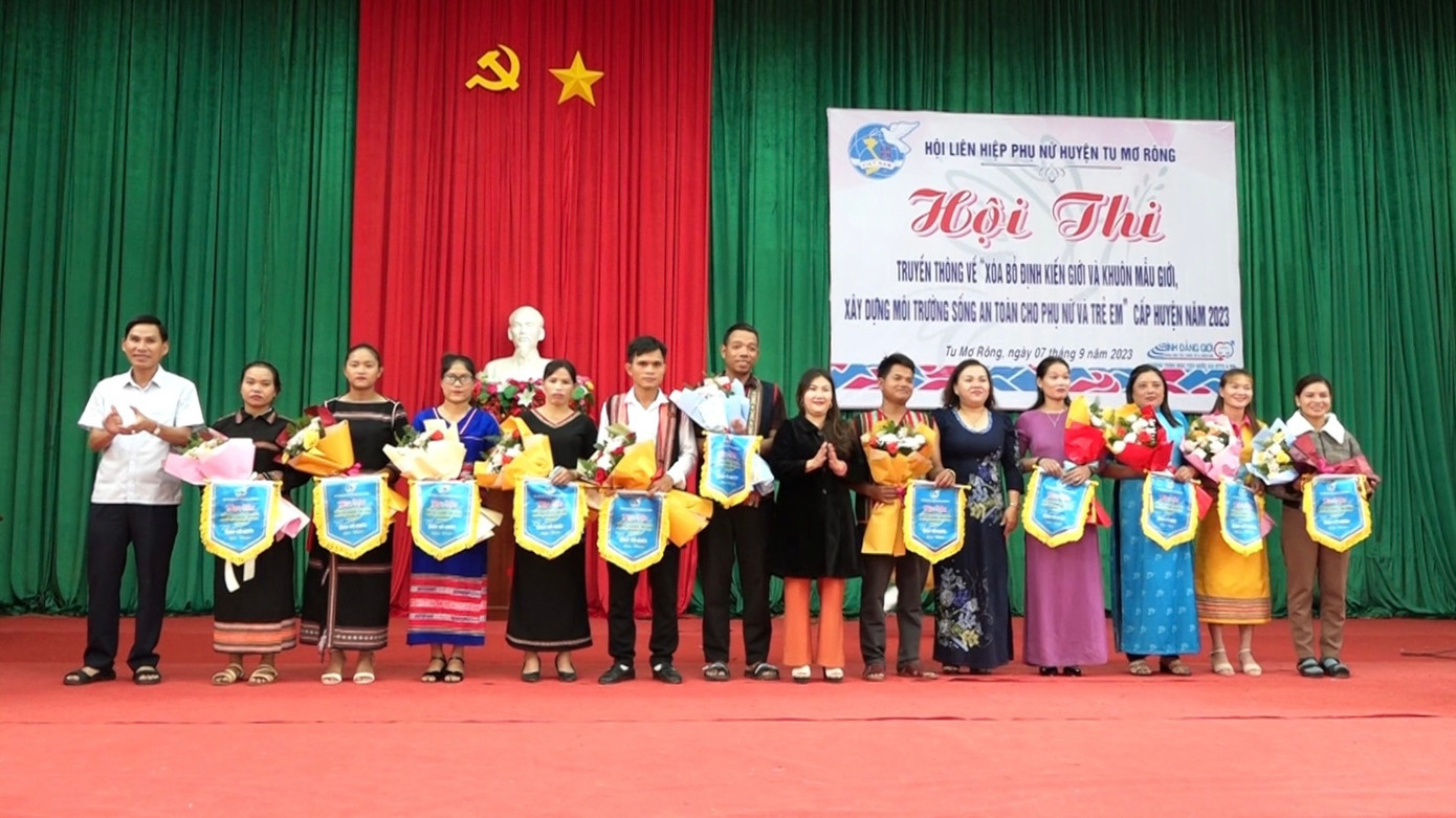 Ban tổ chức trao hoa và cờ lưu niệm cho 11 đội thi.