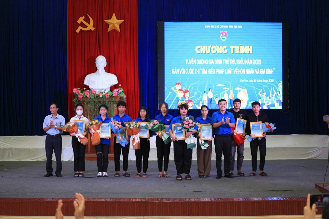 Ban tổ chức trao giải cho các cá nhân, tập thể đạt giải Ban tổ chức trao giải cho các cá nhân, tập thể đạt giải