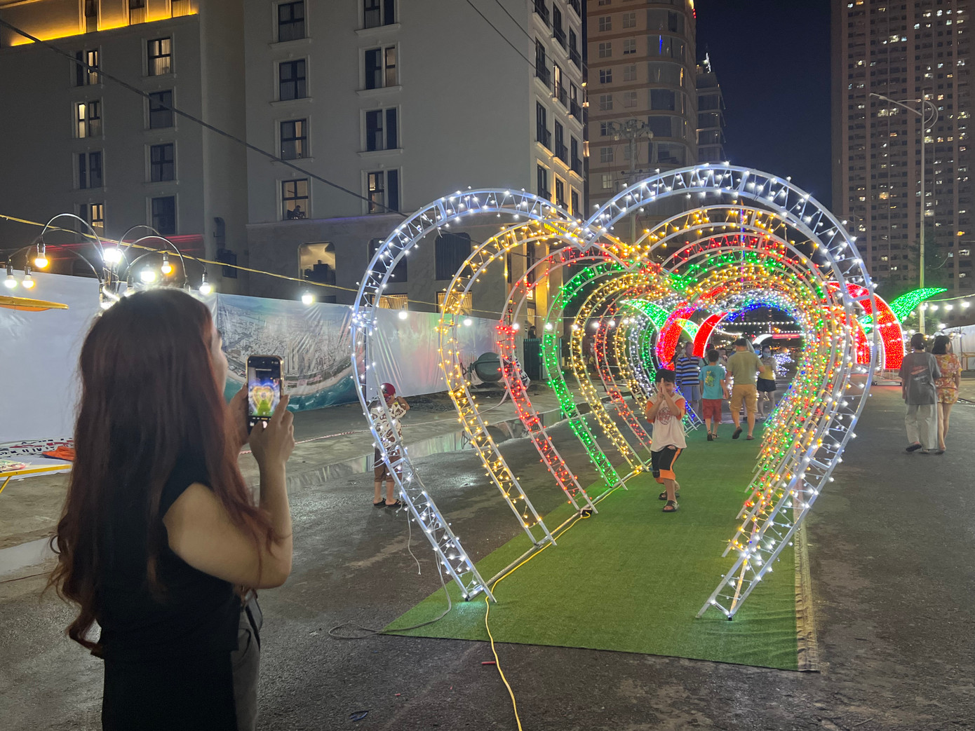 Không chỉ hấp dẫn về đồ ăn, tại không gian phố đi bộ, BQL Khu Phố du lịch An Thượng còn tạo những điểm check-in ấn tượng, đẹp mắt nhằm thu hút người dân và du khách.