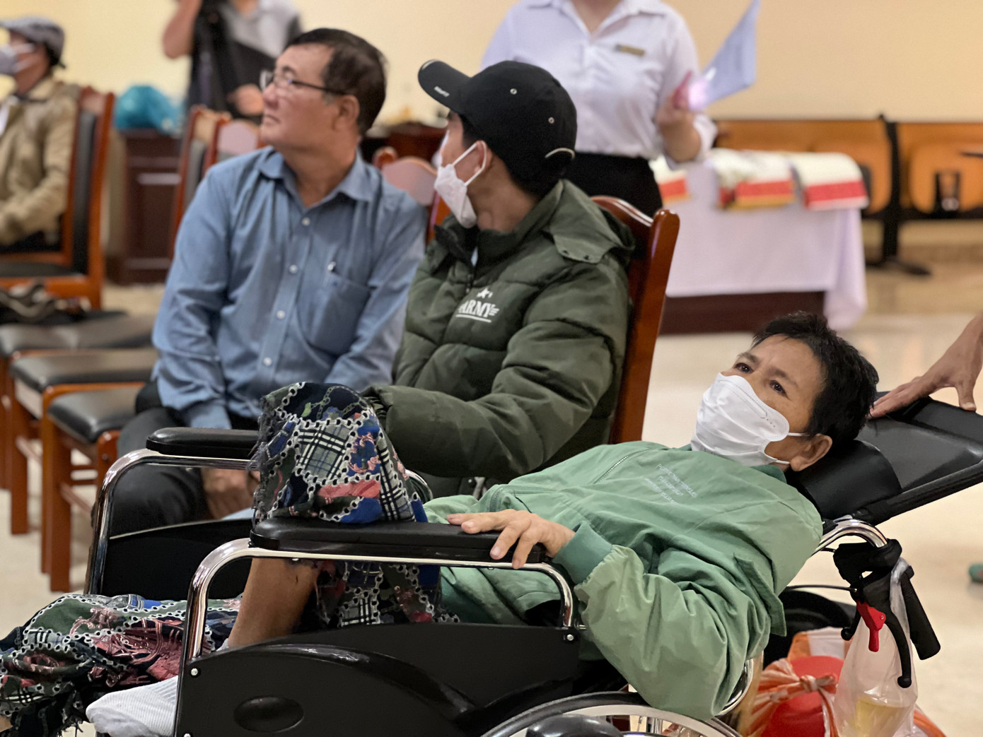 Đây là chương trình nhằm động viên hỗ trợ cho người bệnh, góp phần giảm chi phí sinh hoạt. Cô Nguyễn Thị Thu Thìn (quê Bình Đông, tỉnh Quảng Ngãi) xúc động chia sẻ, cô rất mừng khi không phải đi ra bến tìm xe vì bến xe rất đông, người thì mệt. "Tết này ấm rồi chú ạ! Vừa có quà Tết, vừa tiết kiệm tiền để còn dành chữa bệnh", cô Thìn nói. Đây là chương trình nhằm động viên hỗ trợ cho người bệnh, góp phần giảm chi phí sinh hoạt. Cô Nguyễn Thị Thu Thìn (quê Bình Đông, tỉnh Quảng Ngãi) xúc động chia sẻ, cô rất mừng khi không phải đi ra bến tìm xe vì bến xe rất đông, người thì mệt. "Tết này ấm rồi chú ạ! Vừa có quà Tết, vừa tiết kiệm tiền để còn dành chữa bệnh", cô Thìn nói.