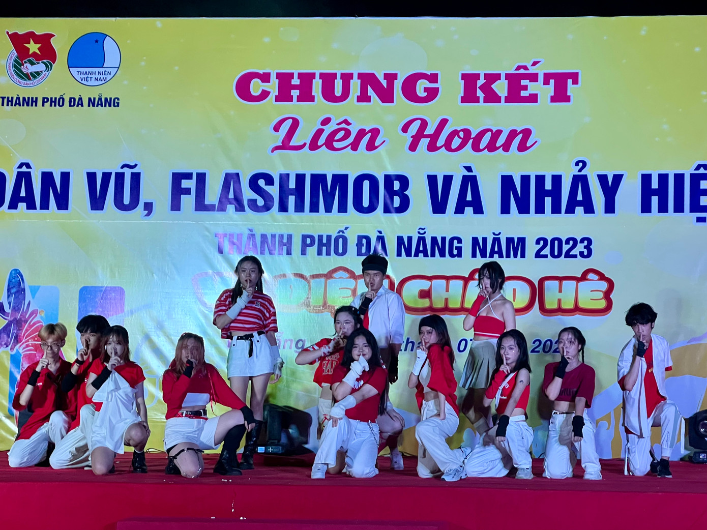 Trên nền nhạc hiện đại, nhiều đội thi đã có màn nhảy "bốc lửa" với các động tác kỹ thuật khó tạo nên không khí sôi động cho cả khu vực. (Ảnh: Thái Lâm)