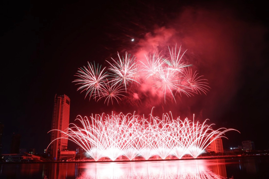 Với chủ đề chính của đêm thi thứ 4 là "Vũ điệu thiên nhiên", đội Ba Lan mang đến Lễ hội pháo hoa quốc tế Đà Nẵng DIFF 2023 câu chuyện “Rồng pháo hoa” ngay bên Cầu Rồng.