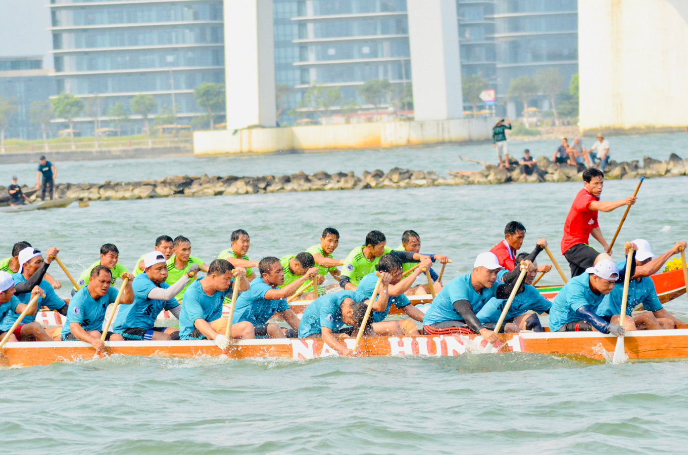 Phát biểu khai mạc, ông Cao Đình Hải, Chủ tịch phường Nại Hiên Đông cho biết: "Giải đua thuyền lần này là một hoạt động trong chuỗi các hoạt động văn hóa - lễ hội hai bên bờ sông Hàn năm 2023 của UBND thành phố Đà Nẵng. Đồng thời, giải đua góp phần quảng bá nét đẹp truyền thống lâu đời của người dân Đà Nẵng đến với du khách". Ảnh: Thái Lâm.