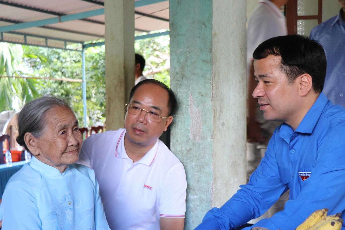 Anh Ngô Văn Cương thăm hỏi Mẹ Việt Nam anh hùng Phạm Thị Yết (92 tuổi, trú thôn 1, xã Nghĩa Thắng, huyện Tư Nghĩa). Mẹ Yết có 2 con trai là liệt sĩ chống Mỹ. Hiện mẹ sống một mình tại ngôi nhà tình nghĩa được chính quyền tặng năm 2014. Qua thời gian dài ngôi nhà đã xuống cấp, hư hỏng. Anh Ngô Văn Cương thăm hỏi Mẹ Việt Nam anh hùng Phạm Thị Yết (92 tuổi, trú thôn 1, xã Nghĩa Thắng, huyện Tư Nghĩa). Mẹ Yết có 2 con trai là liệt sĩ chống Mỹ. Hiện mẹ sống một mình tại ngôi nhà tình nghĩa được chính quyền tặng năm 2014. Qua thời gian dài ngôi nhà đã xuống cấp, hư hỏng.
