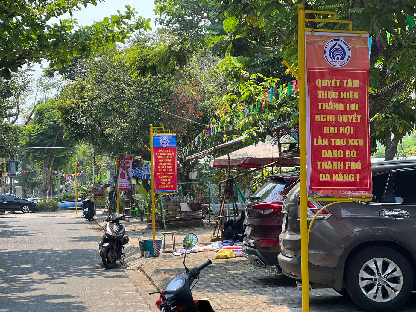 Theo ghi nhận của PV, tại phường Thuận Phước có hàng chục cột pano tuyên truyền khắp các con đường. Mỗi cột cao khoảng 2 mét có giá đỡ, tuy nhiên, giá đỡ phía dưới cách mặt đất chỉ khoảng 1m3 vướng tầm người gây nguy cơ mất an toàn cho người đi bộ trên vỉa hè.